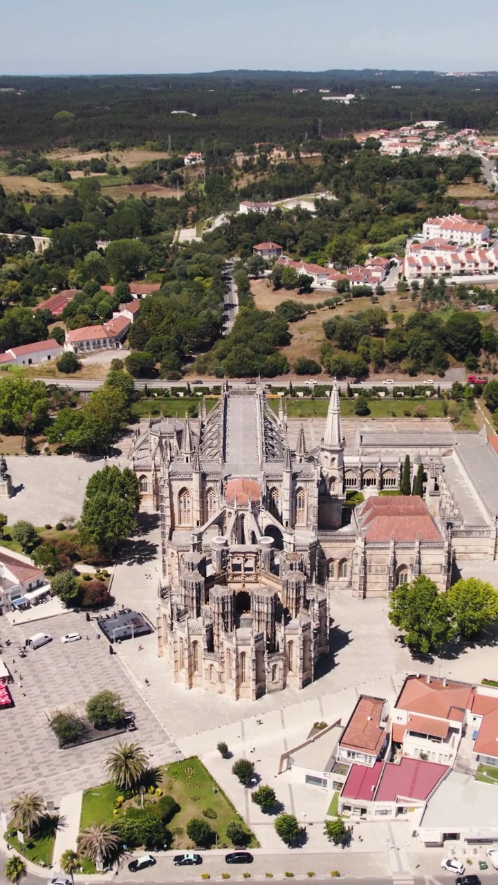 Vertikal luftoptagelse med dolly-ud-bevægelse af Batalha Klostrets flamboyante gotiske arkitektur i Leiria, Portugal.
