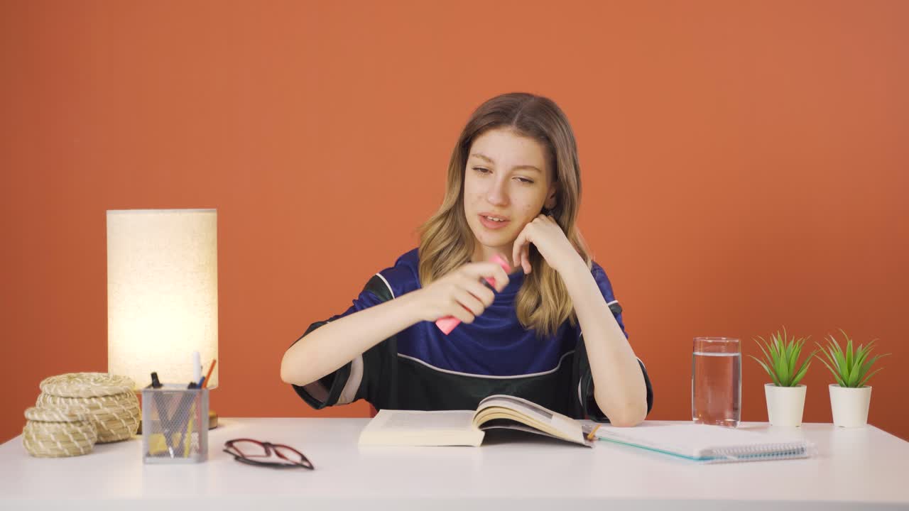 la joven está cantando.