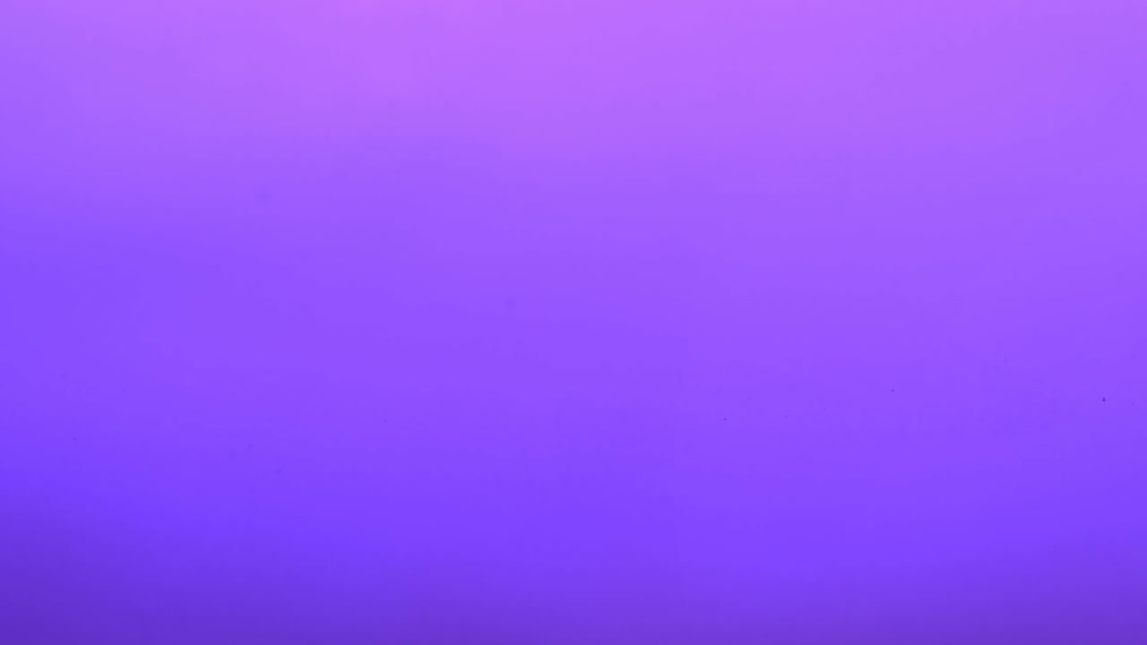 animación de gotas de agua cayendo en agua púrpura con luz brillante