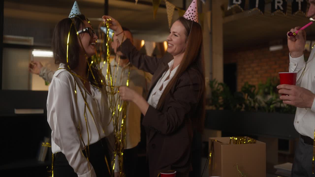 офисная вечеринка по случаю дня рождения