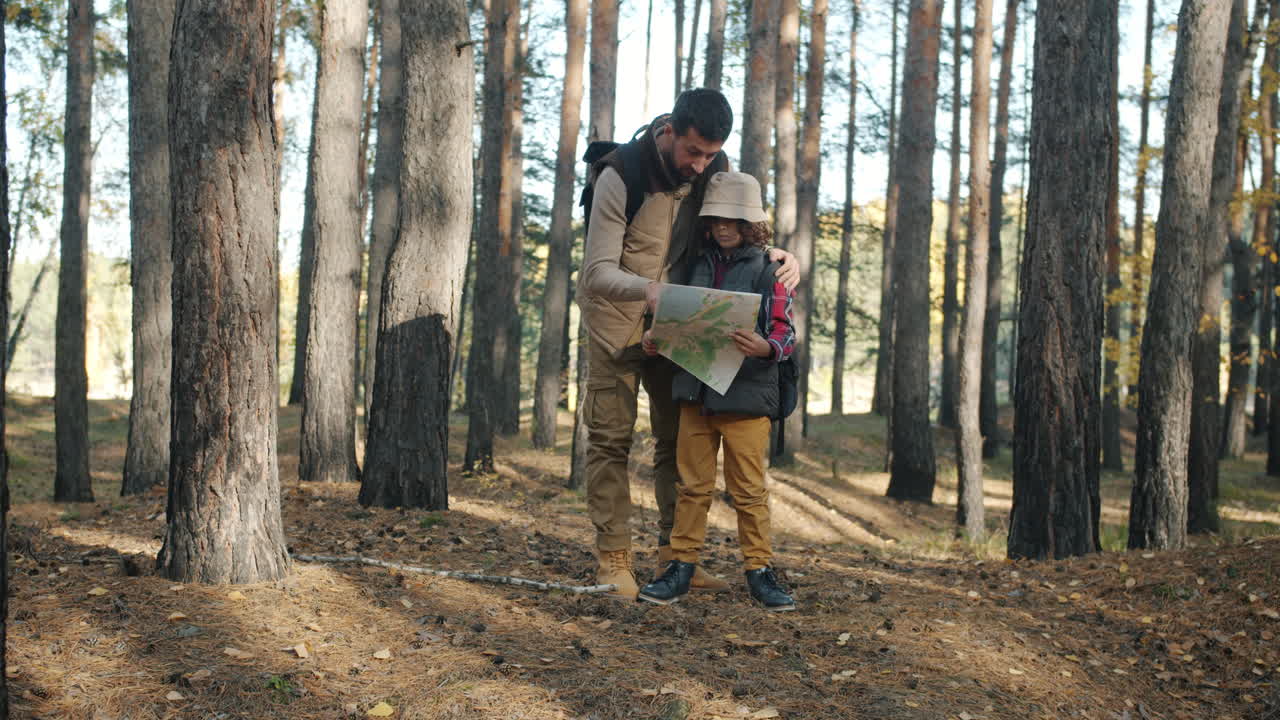 padre e hijo caminando en el bosque