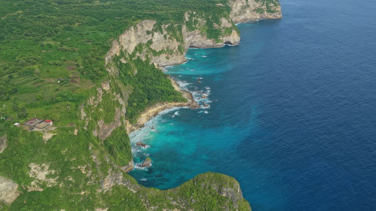 Bali, Nusa Penida'daki Kelingking Plajı üzerinde uçan drone.