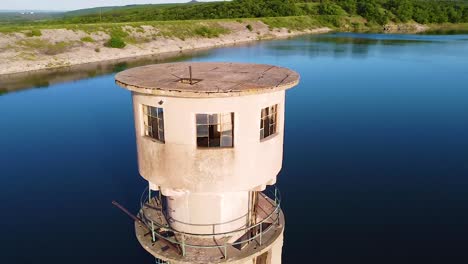 Fliegen-Durch-Einen-Damm-Mit-Einer-Alten-Verlassenen-Wasserstation