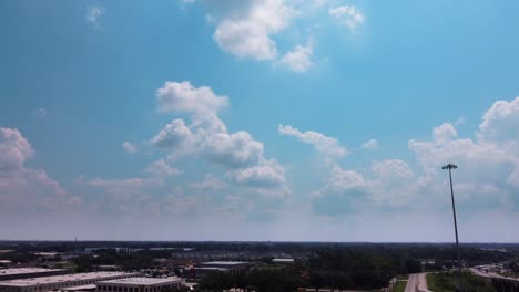 una vista aérea de un cielo azul, en un día nublado de fiesta