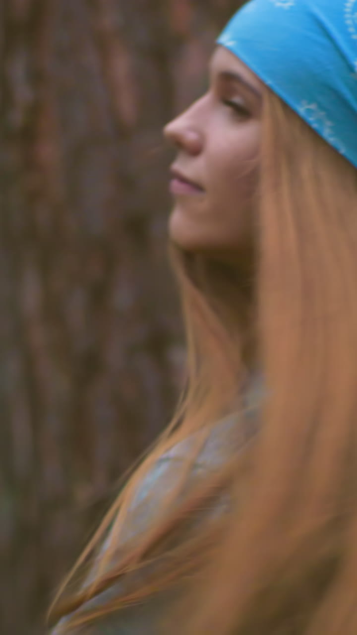 jóvenes excursionistas se detienen en un bosque sereno, colgando sus bolsas sobre sus hombros mientras están rodeados de árboles altos y vegetación exuberante, una excursionista con cabello largo y una bandana azul sostiene su bolsa con gracia