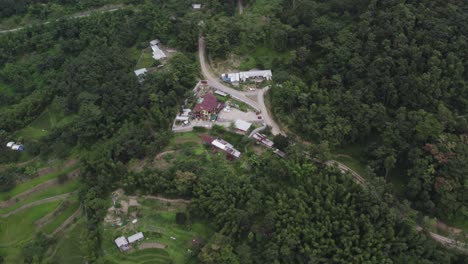 Toma-Aérea-Cinematográfica-De-Casas-Y-Edificios-En-Las-Colinas-Del-Bosque-En-Nagaland-India