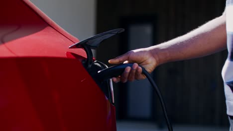 persona que carga el vehículo eléctrico
