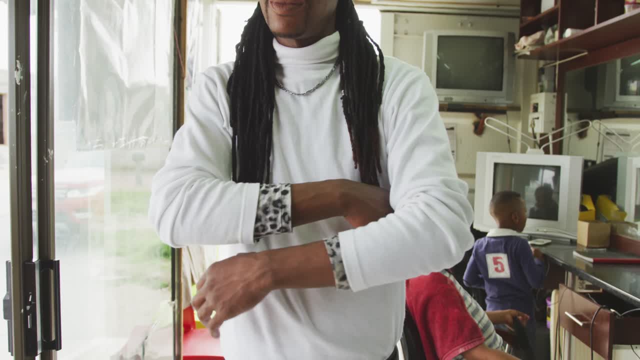 아프리카 헤어드레이서 가 카메라 를 쳐다보고 있다