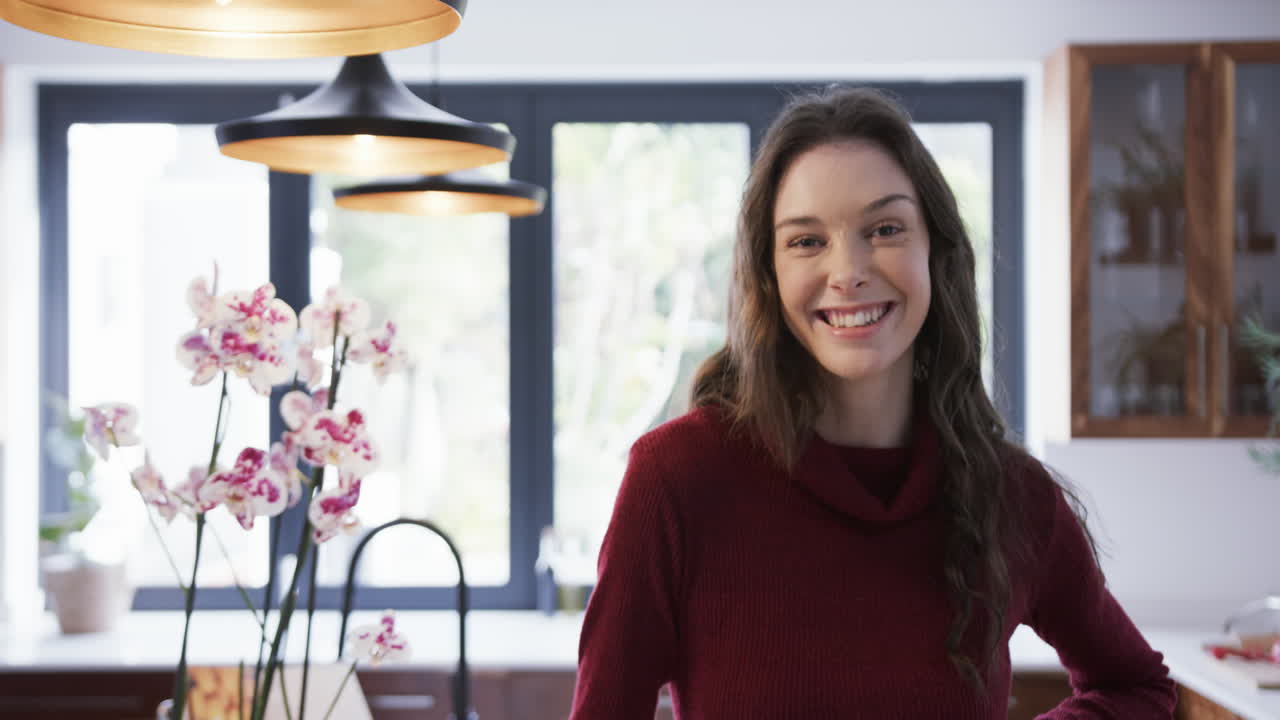 feliz mujer caucásica girando y sonriendo en el hogar soleado, cámara lenta, espacio de copia