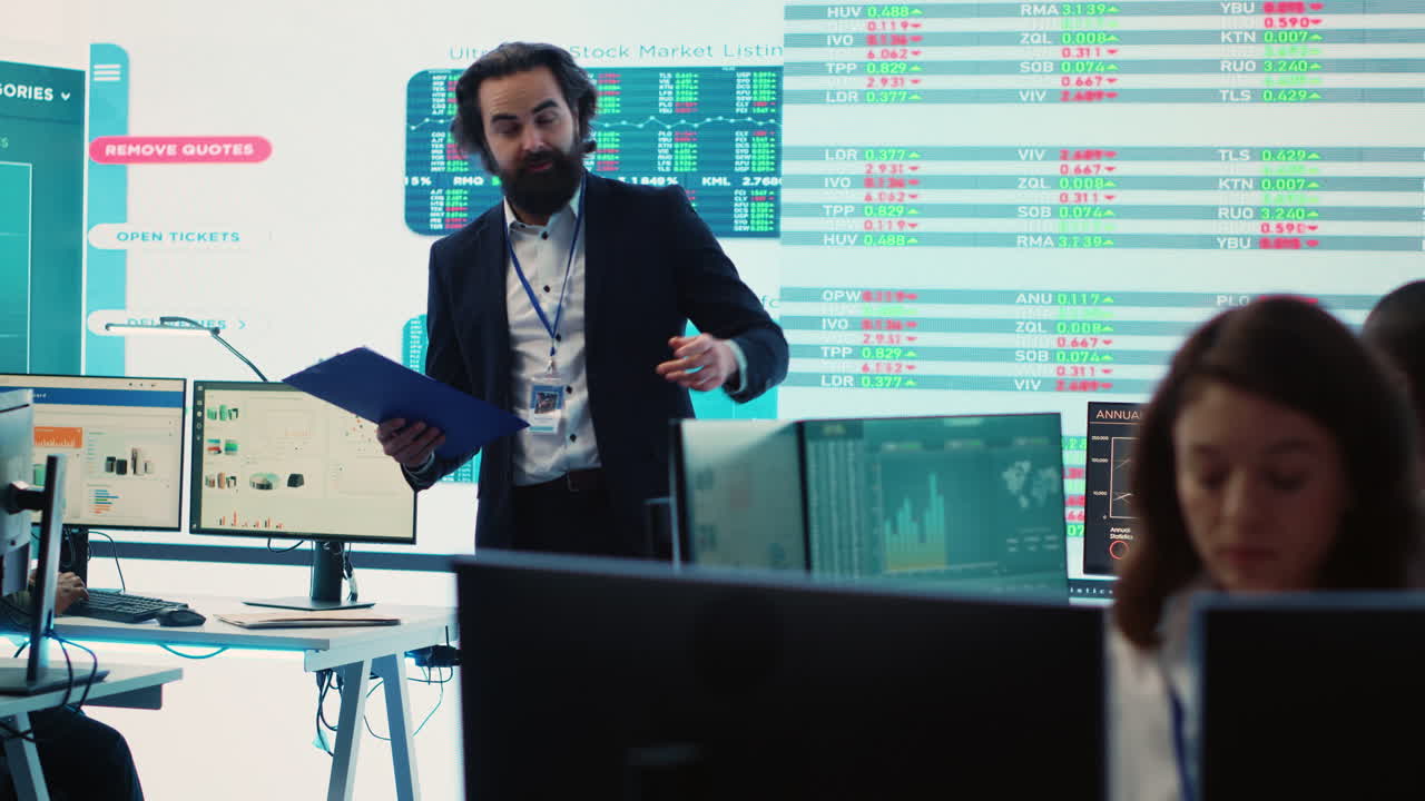 Compagni di squadra e manager che si riuniscono in una sala big data per esaminare i loro risultati