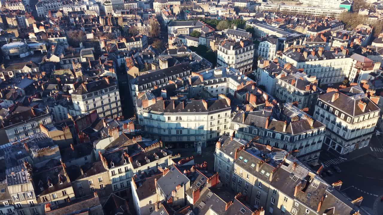 フランス、ナントの市内中心部にある歴史的な屋根と通りを上空から飛ぶドローンからの眺め。空中からの俯瞰で前方へ。