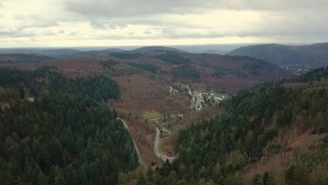 Luftaufnahme-Der-Straße,-Die-Durch-Das-Schöne-Bergtal,-Odenwald-Deutschland,-Führt