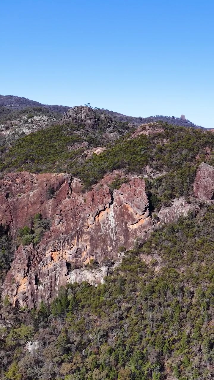 Ripresa con drone di pareti di roccia vulcanica e creste montuose nel Parco Nazionale Warrumbungle, Australia