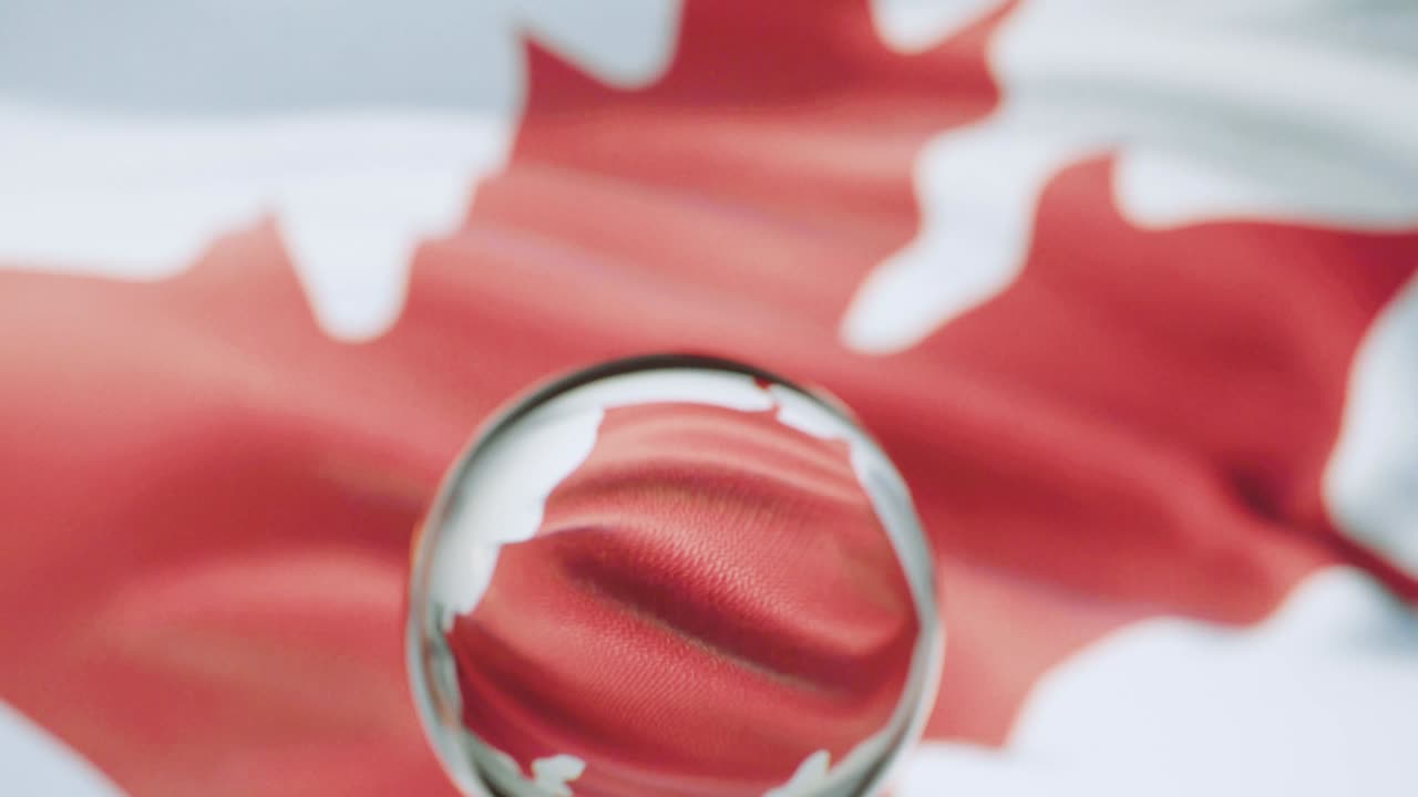 Bandera canadiense ondeando contra el cielo azul en 4K
