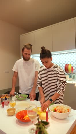 pareja cocinando juntos en la cocina