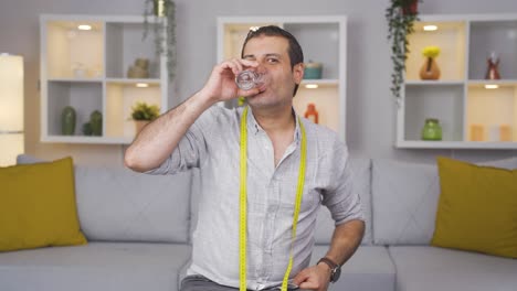 el hombre a dieta hace una elección.