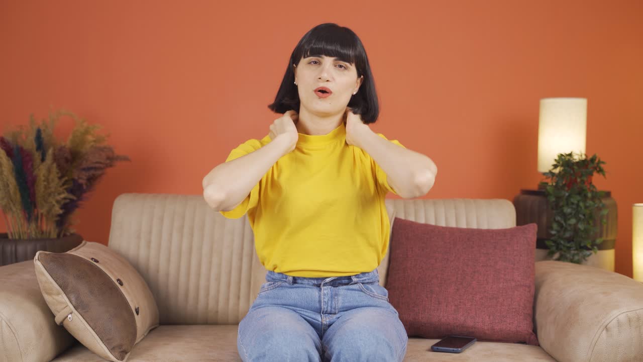 목 통증이 있는 여자.