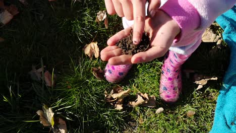 Mi-Hija-Jugando-Afuera-Con-Tierra