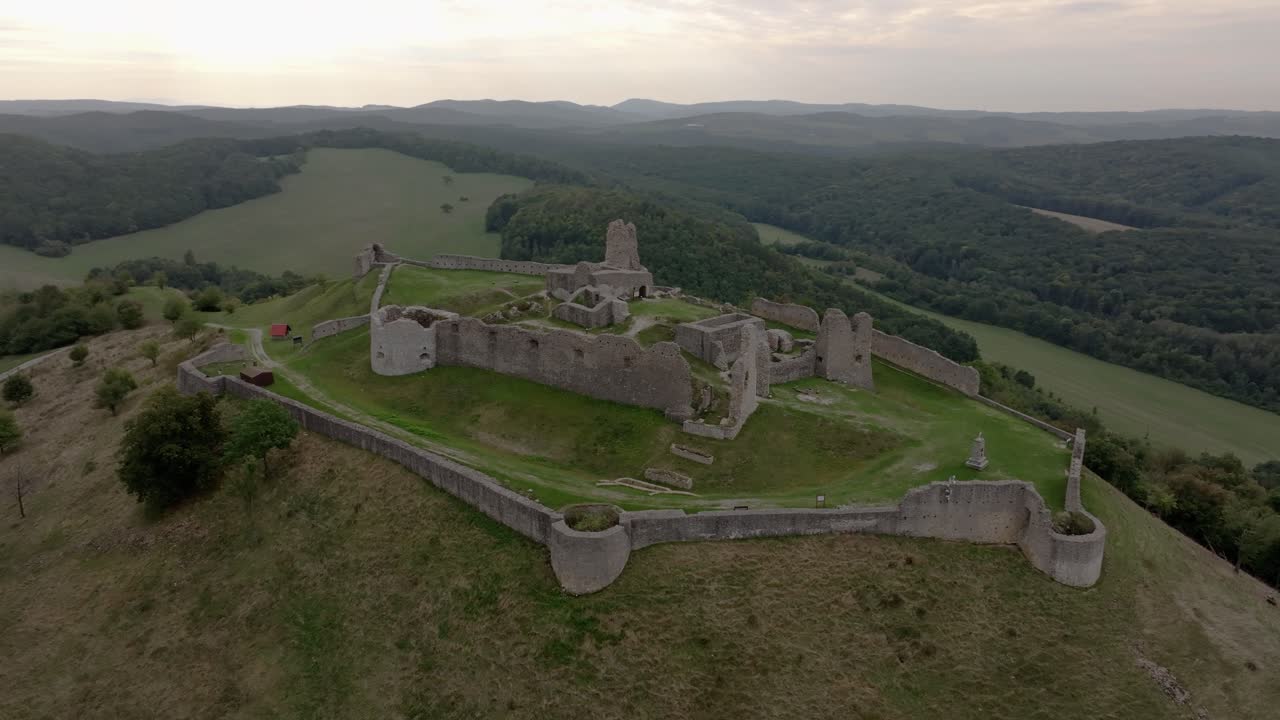 Luftaufnahmen der Burgruine Branč, die über weitem offenem Land thront