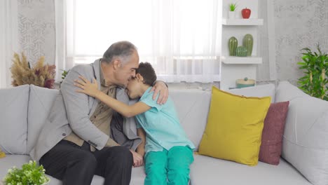 el abuelo está charlando y abrazando a su nieto en casa.