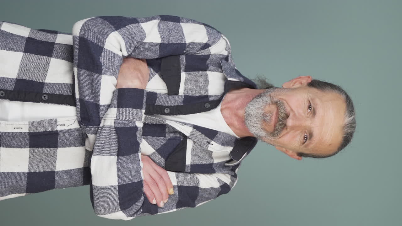 카메라에 미소 짓는  ⁇ 은이의 수직 비디오