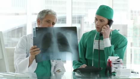 Männliche-Ärzte-Untersuchen-Ein-Röntgenbild