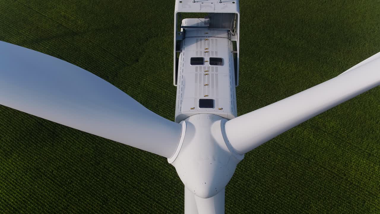 풍력 터빈 검사, 공중 기울기 아래로 상승  오버헤드