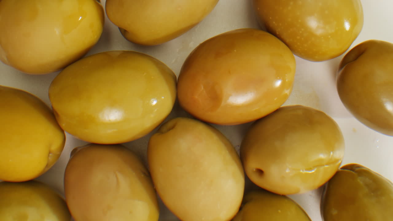 고품질의 4k 영상으로 그리스에서 배경으로 인 둥근 녹색 올리브.