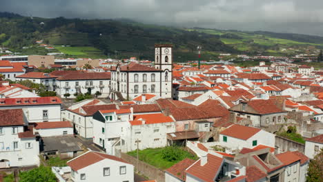 Vista-Aérea-De-Drones-De-La-Hermosa-Ciudad-Local-De-Vila-Franco-Do-Campo,-Isla-De-Sao-Miguel,-Azores---Portugal