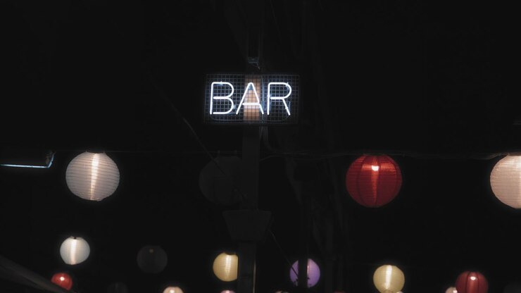 Strada notturna con l'insegna di un bar