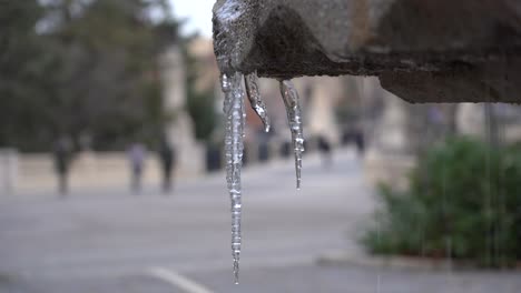 Eis-In-Einem-Brunnen-Im-Winter