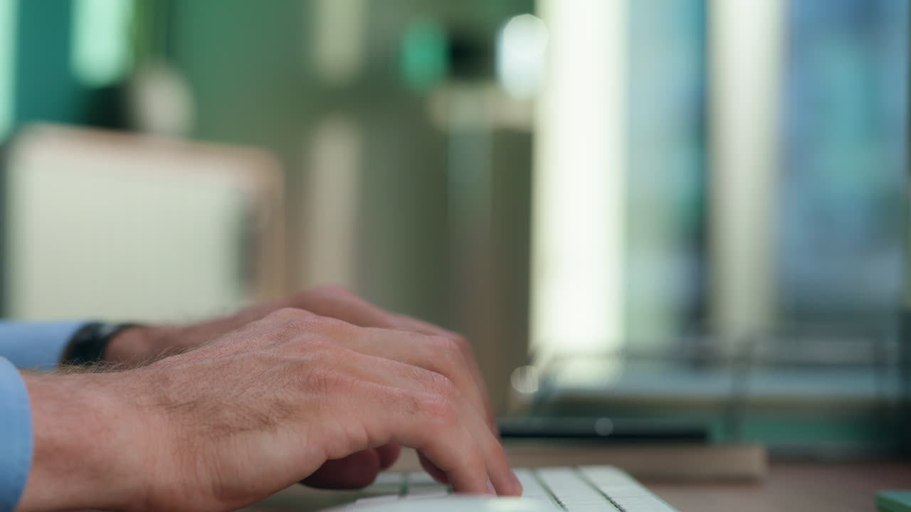 hombre de negocios brazos escribiendo teclado oficina de primer plano. hombre usando un dispositivo digital moderno