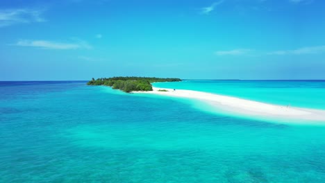 Unberührter-Exotischer-Strand-Mit-Langem-Sandstreifen,-Der-Sich-Bis-Zur-Breiten-Türkisfarbenen-Lagune-Rund-Um-Die-Tropische-Insel-An-Einem-Strahlend-Hellblauen-Himmel-In-Bora-Bora-Erstreckt