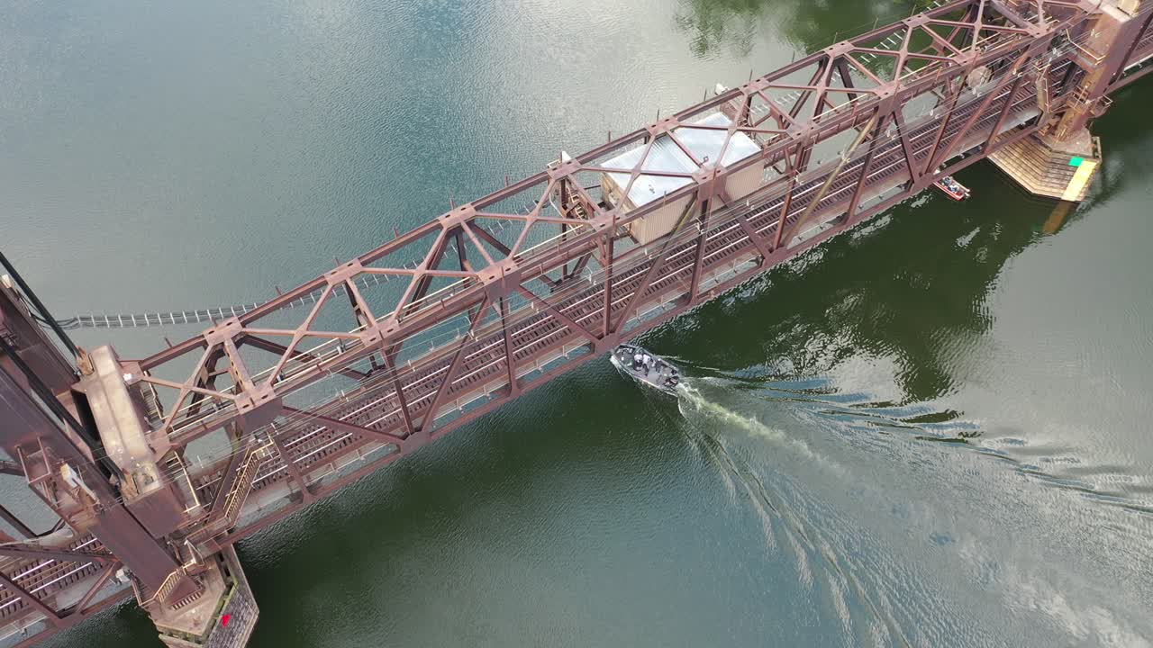 호수 에 있는 시 배