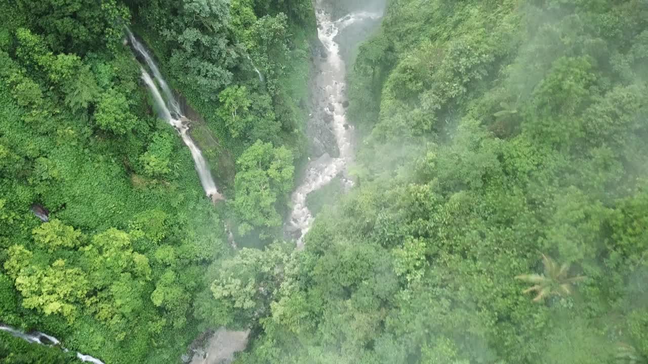 bellas imágenes aéreas del río cerca de la cascada en bali