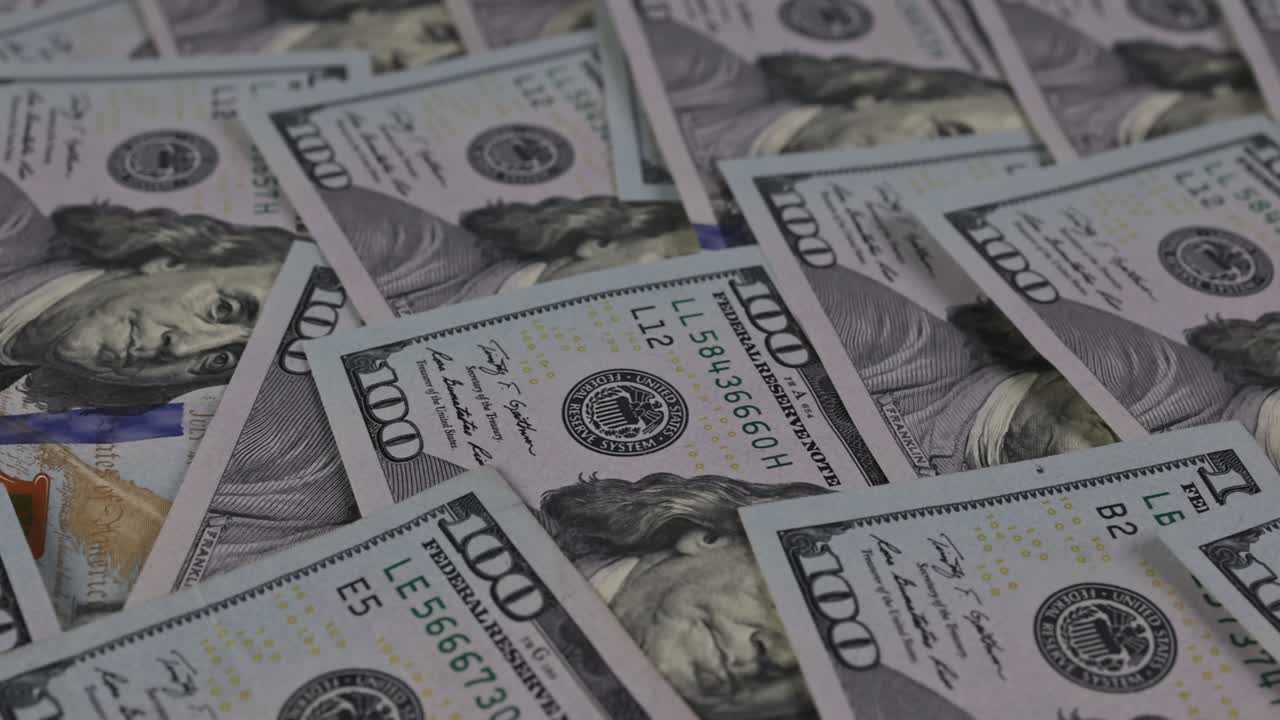 una pila de dinero en efectivo el montón de billetes de cien dólares dinero
