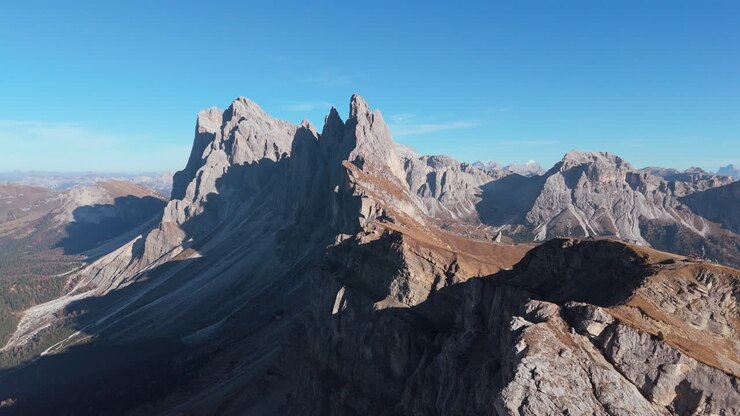 Cresta del Seceda nel Parco Naturale Puez-Odle, popolare per l'alpinismo, ripresa con drone