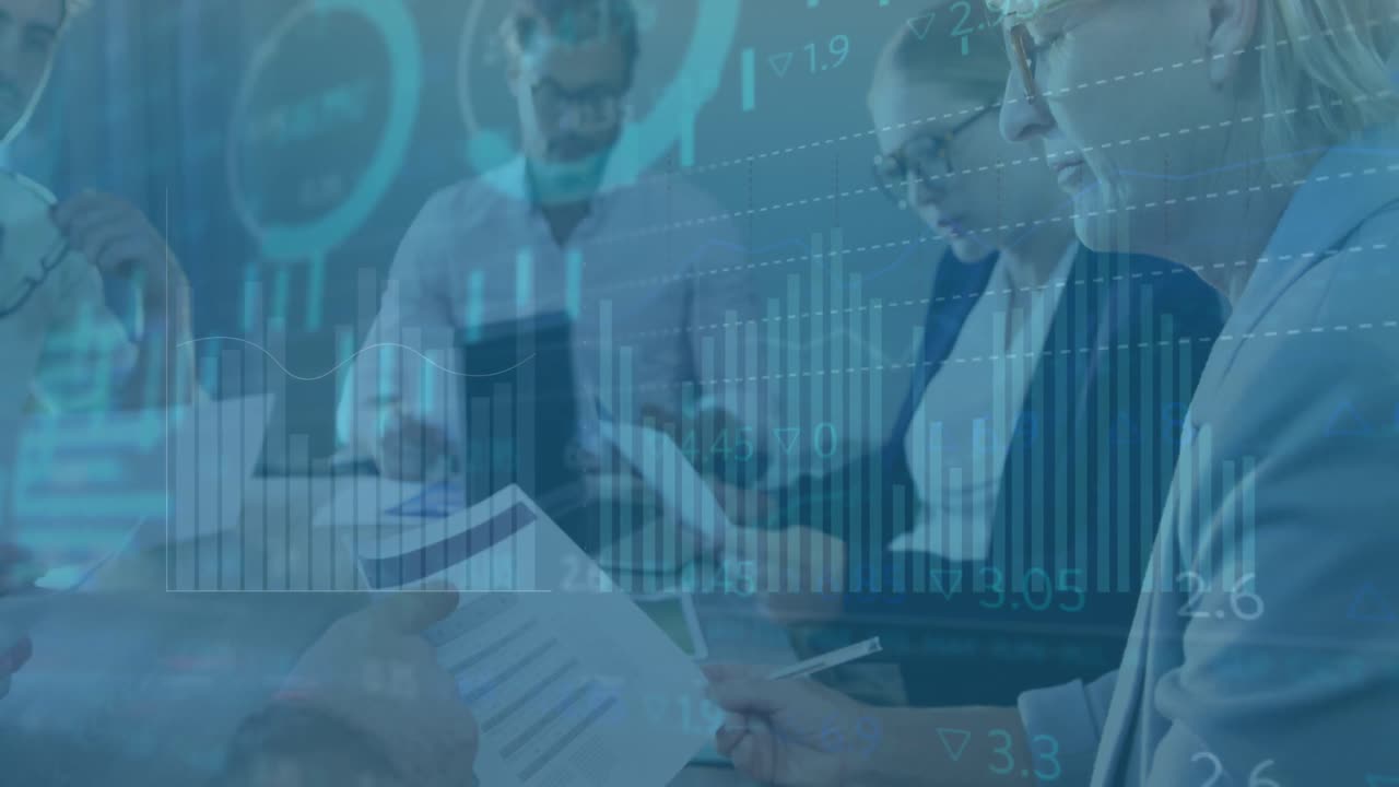 animación del procesamiento de datos financieros contra empresarios con documentos que discuten en la oficina.