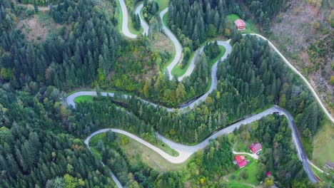 Kurvenreiche-Straße-Entlang-Grünem-Dichtem-Wald,-Eisenkappel-Vellach,-österreich