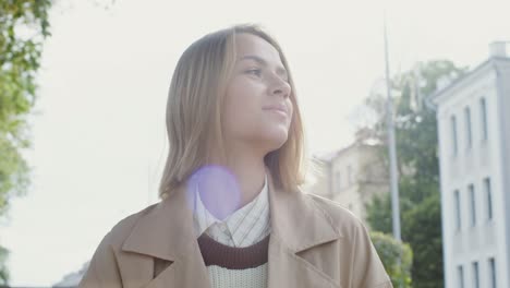 mujer joven usando teléfono inteligente en la ciudad