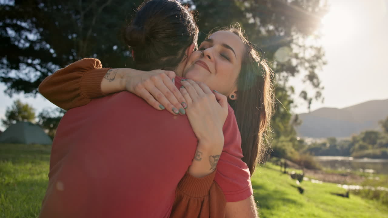 feliz, abrazo de pareja y la naturaleza para una cita
