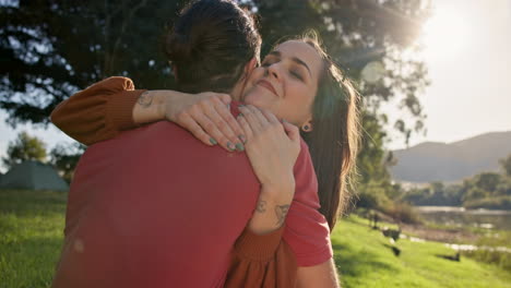 feliz, abrazo de pareja y la naturaleza para una cita