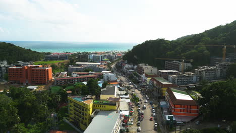 Paralaje-Aéreo-Sobre-La-Hermosa-Ciudad-Costera-De-Ao-Nang