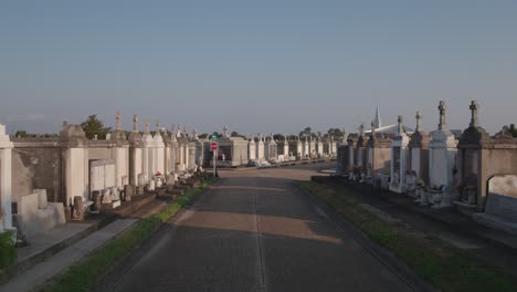 drone volando bajo en un cementerio en nueva orleans