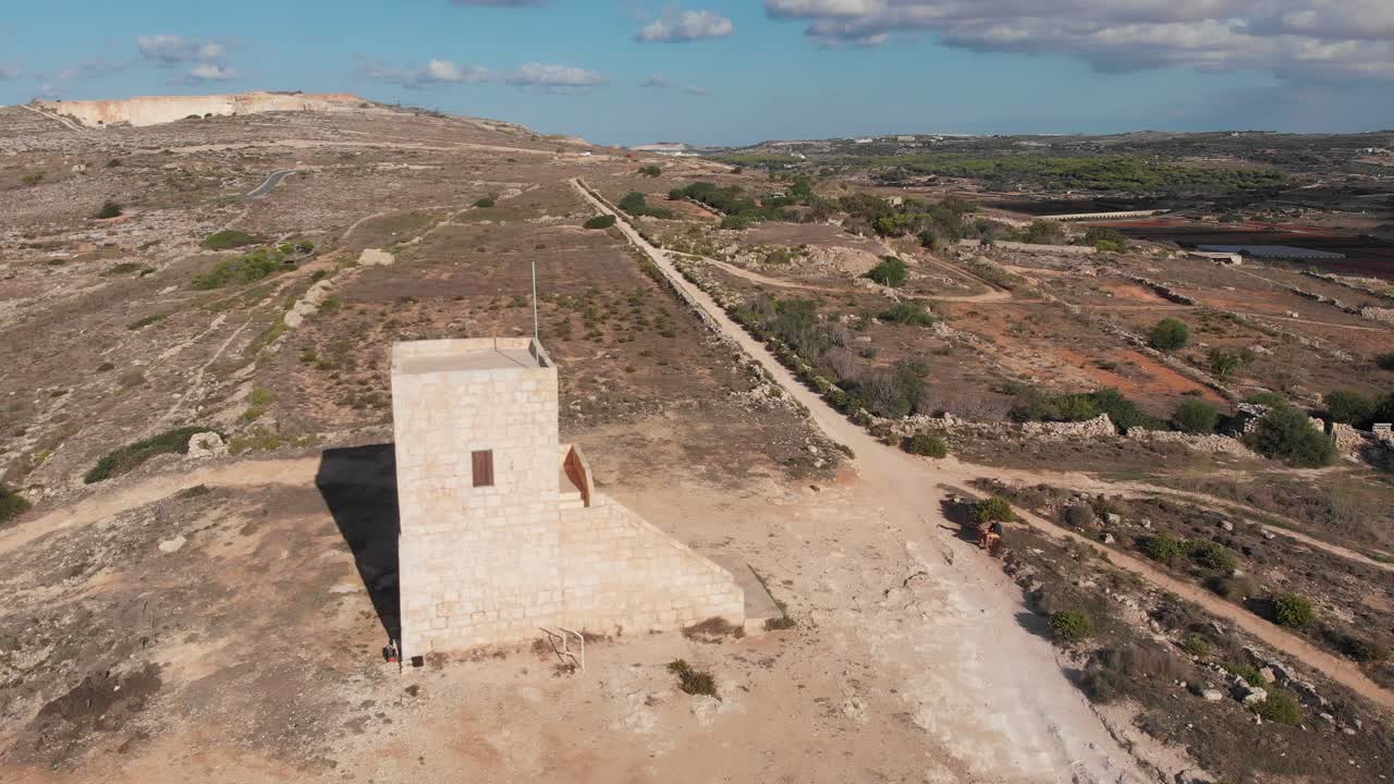 video aéreo de drones del norte de malta cerca de la torre ghajn znuber