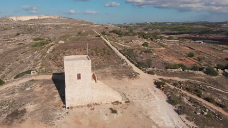 Drohnenvideo-Aus-Der-Luft-Aus-Dem-Norden-Maltas-In-Der-Nähe-Des-Ghajn-Znuber-Turms