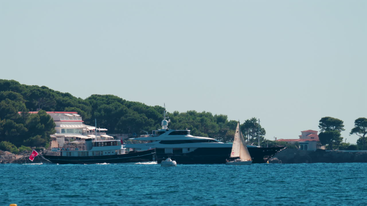 Uomo che nuota a stile libero nelle calme acque turchesi al largo della costa di Cannes, Francia