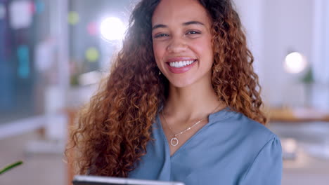 Modernes-Büro,-Tablet-Und-Gesicht-Einer-Frau-Mit-Lächeln