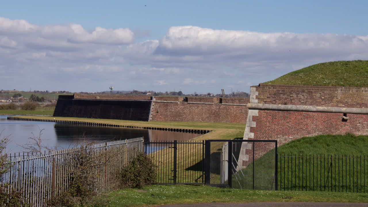 Ampia inquadratura del fossato e delle mura difensive del forte di Tilbury a marzo