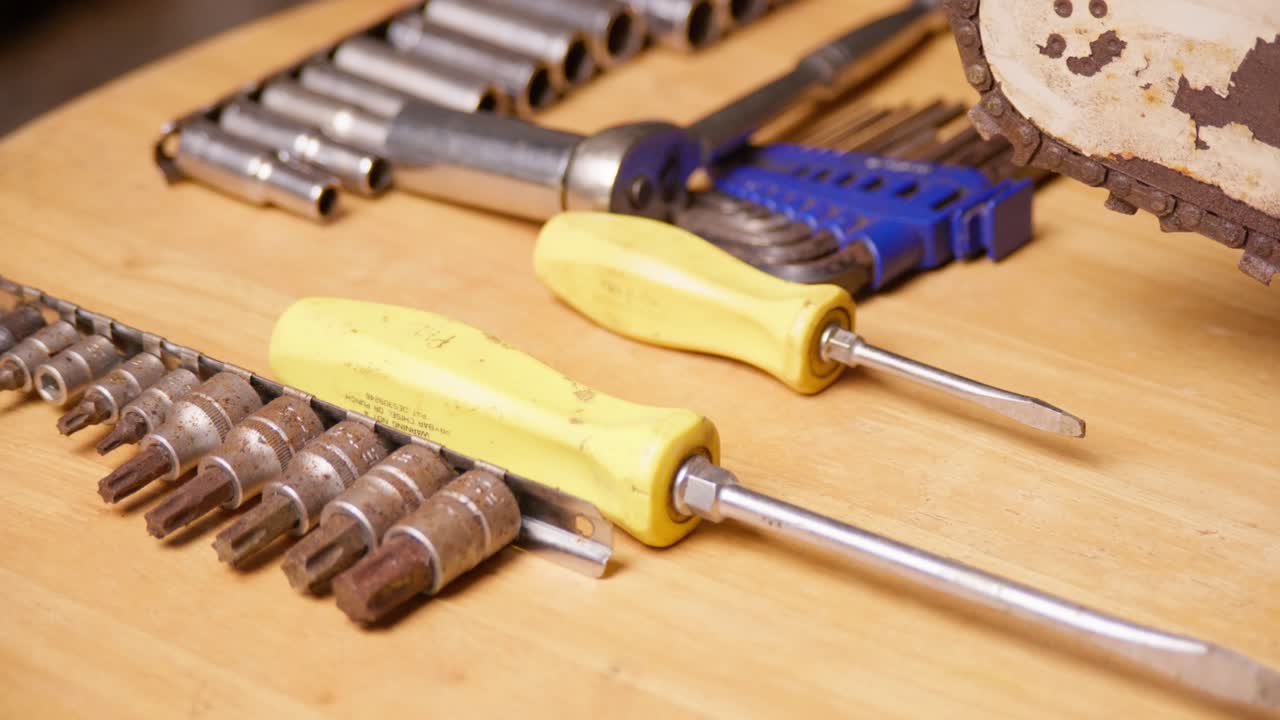 Maintenance of an old chainsaw. Choosing from a selection of hand tools